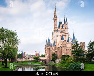 Landschaftsblick auf Schloss Cinderella und See im Tokyo Disneyland. Stockfoto