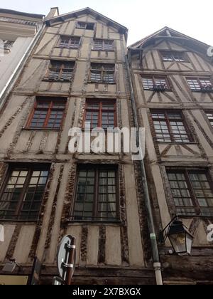 Une demeure médiévale à Paris. Rue Francois Miron. Enseigne du Faucheur pour le 11. Enseigne du Mouton pour le 13. Attestées au début du XVIe siècle. Stockfoto