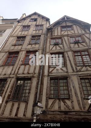 Une demeure médiévale à Paris. Rue Francois Miron. Enseigne du Faucheur pour le 11. Enseigne du Mouton pour le 13. Attestées au début du XVIe siècle. Stockfoto