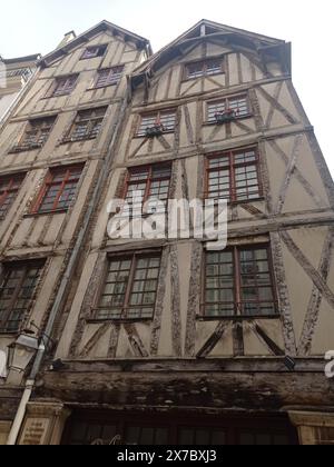 Une demeure médiévale à Paris. Rue Francois Miron. Enseigne du Faucheur pour le 11. Enseigne du Mouton pour le 13. Attestées au début du XVIe siècle. Stockfoto