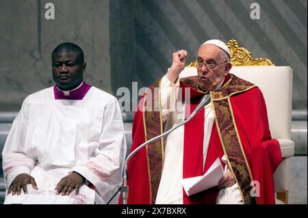 Vatikan, Vatikan. Mai 2024. Italien, Rom, Vatikan, 19.05.2024. Papst Franziskus führt eine Messe am Pfingsttag in der Petersbasilika im Vatikan. Foto von ALESSIA GIULIANI /Catholic Press Photo Credit: Independent Photo Agency/Alamy Live News Stockfoto