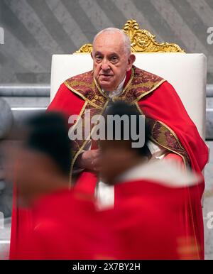 Italien, Rom, Vatikan, 19.05.2024. Papst Franziskus führt eine Messe am Pfingsttag in der Petersbasilika im Vatikan. Foto von ALESSIA GIULIANI / Katholisches Pressefoto Stockfoto