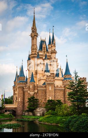 Senkrechter Blick auf Cinderellas Schloss im Tokyo Disneyland. Stockfoto