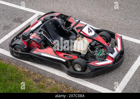 Draufsicht eines roten schwarzen Gokart an der Seite einer Rennstrecke Stockfoto