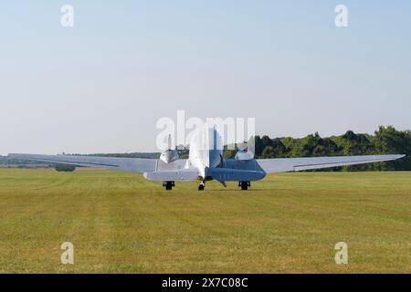 Metallisches, altes zweimotoriges Propeller Li-2-Transportflugzeug auf einem Feld von hinten Stockfoto