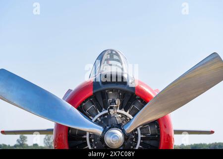 Motor und Propeller eines alten Militärtrainingsflugzeugs, Vorderansicht Stockfoto