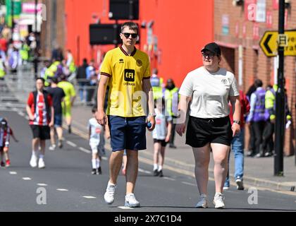 Fans von Sheffield United kommen vor dem Spiel, während des Premier League-Spiels Sheffield United gegen Tottenham Hotspur in der Bramall Lane, Sheffield, Großbritannien, 19. Mai 2024 (Foto: Cody Froggatt/News Images) Stockfoto