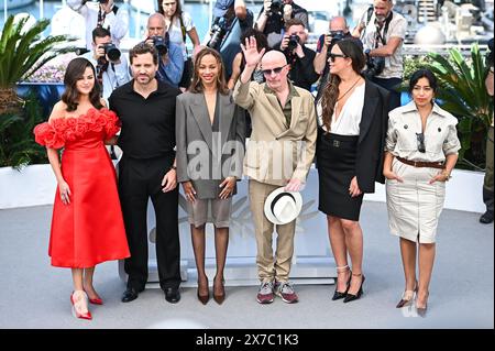 Cannes, Frankreich. Mai 2024. Selena Gomez, Edgar Ramirez, Zoe Saldana, Jacques Audiard, Karla Sofia Gascon, und Adriana Paz nimmt am 19. Mai 2024 am „Emilia Perez“ Photocall beim 77. jährlichen Filmfestival von Cannes im Palais des Festivals in Cannes, Frankreich, Teil. (Foto: Stefanos Kyriazis/NurPhoto) Credit: NurPhoto SRL/Alamy Live News Stockfoto