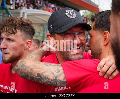 Berlin, Deutschland. Mai 2024. Fußball: Regionalliga Nordost, Hertha BSC II - Energie Cottbus, Spieltag 34, Friedrich-Ludwig-Jahn-Sportpark, Cheftrainer Claus-Dieter Wollitz von Cottbus kommt von den Tribünen und jubelt mit den Spielern. Quelle: Soeren Stache/dpa/Alamy Live News Stockfoto