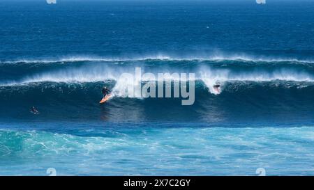 Zwei Surfer, die eine Welle fangen, Rollen mit einer zwei Meter langen Welle in Surfer's Point, Prevelly, Margaret River Region, Western Australia. Stockfoto