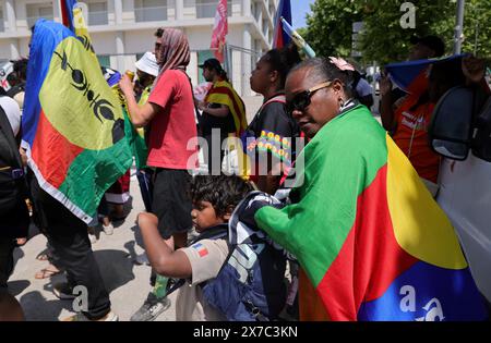 © PHOTOPQR/LA PROVENCE/Valerie Vrel ; Marseille ; 19/05/2024 ; Manifestation de la diaspora kanak aujourd'hui Porte D'Aix, et de ses soutiens LFI, PC, La jeunesse communiste. Suites aux évènements meurtiers et à l'insurection actuelle contre l'état francais colonisateur de la Nouvelle Calédonie (Kanaky) depuis 1853, une guerre civile EST en marche et le peuple appelle dans sa majorité à l'indépendance de l'île Vis à de la métropole francaise. Marseille, Frankreich, 19. Mai 2024 Demonstration der Kanak-Diaspora heute in Porte D'Aix und ihrer Unterstützer LFI, PC, Kommunistische Jugend. Foll Stockfoto