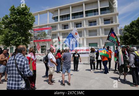 © PHOTOPQR/LA PROVENCE/Valerie Vrel ; Marseille ; 19/05/2024 ; Manifestation de la diaspora kanak aujourd'hui Porte D'Aix, et de ses soutiens LFI, PC, La jeunesse communiste. Suites aux évènements meurtiers et à l'insurection actuelle contre l'état francais colonisateur de la Nouvelle Calédonie (Kanaky) depuis 1853, une guerre civile EST en marche et le peuple appelle dans sa majorité à l'indépendance de l'île Vis à de la métropole francaise. Marseille, Frankreich, 19. Mai 2024 Demonstration der Kanak-Diaspora heute in Porte D'Aix und ihrer Unterstützer LFI, PC, Kommunistische Jugend. Foll Stockfoto