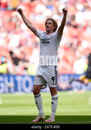 Danilo Orsi-Dadomo von Crawley Town feiert nach dem Play-off-Finale der Sky Bet League Two im Wembley Stadium in London. Bilddatum: Sonntag, 19. Mai 2024. Stockfoto