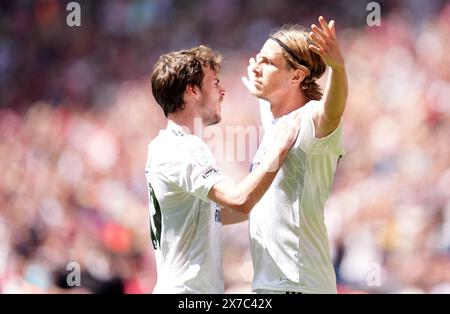 Danilo Orsi-Dadomo (rechts) von Crawley Town feiert mit Jeremy Kelly, nachdem er im Play-off-Finale der Sky Bet League 2 im Wembley Stadium, London, das erste Tor des Spiels erzielt hat. Bilddatum: Sonntag, 19. Mai 2024. Stockfoto