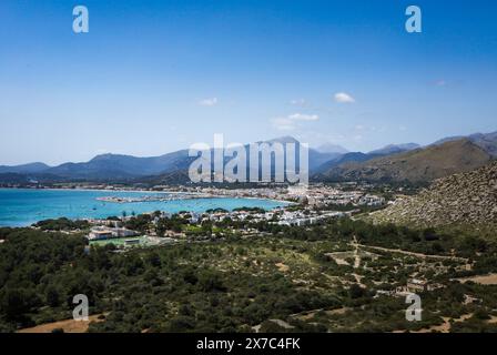 Port de Pollenca, Mallorca, Balearen, Spanien. Luftpanorama der Stadt, der Berge und des Mittelmeers, vom Cap de Formentor aus gesehen. Stockfoto