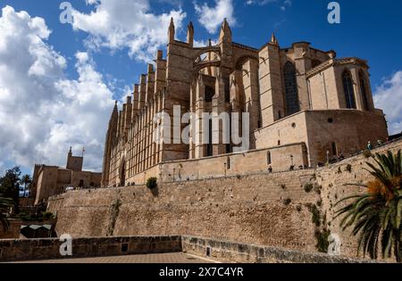 Mallorca, Spanien - 24. April 2024: Nahaufnahme der Kathedrale in Palma de Mallorca an sonnigem Tag. Stockfoto