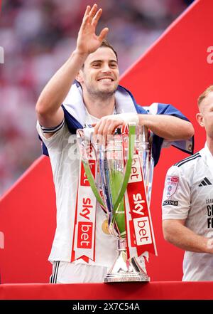 Crawley Town's Dion Conroy feiert auf dem Spielfeld mit der Trophäe nach dem Play-off-Finale der Sky Bet League 2 im Wembley Stadium, London. Bilddatum: Sonntag, 19. Mai 2024. Stockfoto