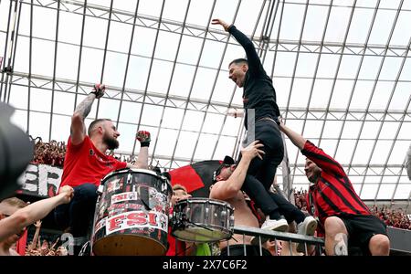 Fussball, Bundesliga, Deutschland, Herren, Saison 2023/2024, 34. Spieltag, BayArena Leverkusen, Bayer Leverkusen - FC Augsburg 2:1; Cheftrainer Xabi Alonso (LEV) feiert mit den Fans auf dem Zaun. Jubel, Freude, Aktion. DFB-/DFL-VORSCHRIFTEN VERBIETEN DIE VERWENDUNG VON FOTOS ALS BILDSEQUENZEN UND/ODER QUASI-VIDEO Stockfoto