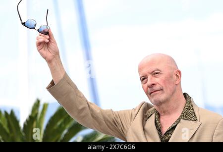 Cannes, Frankreich. Mai 2024. Regisseur Jacques Audiard posiert während eines Fotoaufrufs für den Film „Emilia Perez“ beim 77. Filmfestival in Cannes, Südfrankreich, am 19. Mai 2024. Quelle: Gao Jing/Xinhua/Alamy Live News Stockfoto