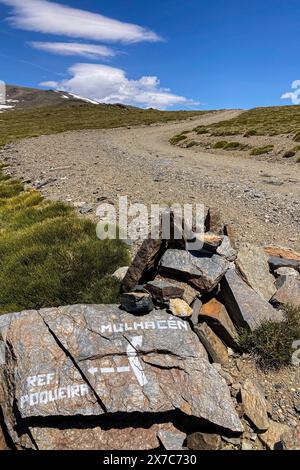 SIERRA NEVADA, SPANIEN - 11. MAI 2024: Wanderweg zum Mulhacen-Gipfel im Frühling im Sierra Nevada-Nationalpark, Spanien am 11. Mai 2024 Stockfoto