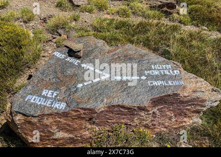 SIERRA NEVADA, SPANIEN - 11. MAI 2024: Wanderweg zum Mulhacen-Gipfel im Frühling im Sierra Nevada-Nationalpark, Spanien am 11. Mai 2024 Stockfoto