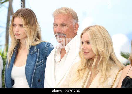 Frankreich. Mai 2024. Abbey Lee Kershaw, Kevin Costner, Sienna Miller nehmen am Fotocall „Horizon: An American Saga“ beim 77. Jährlichen Filmfestival in Cannes am 19. Mai 2024 im Palais des Festivals Teil. Foto: DGP/imageSPACE Credit: Imagespace/Alamy Live News Stockfoto