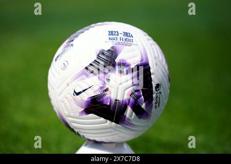 Ein allgemeiner Überblick über einen Nike Flight Fußball vor dem Spiel der Premier League im Emirates Stadium, London. Bilddatum: Sonntag, 19. Mai 2024. Stockfoto