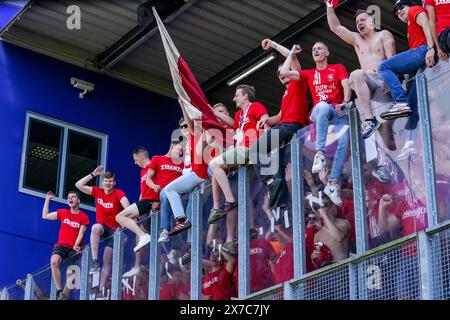 Zwolle, Niederlande. Mai 2024. ZWOLLE, NIEDERLANDE - 19. MAI: Fans und Fans feiern den Sieg beim niederländischen Eredivisie-Spiel zwischen PEC Zwolle und FC Twente im MAC3PARK stadion am 19. Mai 2024 in Zwolle, Niederlande. (Foto von Andre Weening/Orange Pictures) Credit: Orange Pics BV/Alamy Live News Stockfoto