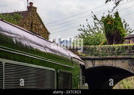 Matlock Vereinigtes Königreich 18. Mai 2024: Blick auf Riber Castle vom Bahnhof Matlock mit Lokomotive der Baureihe 44 des Peak Rail Centre. Stockfoto