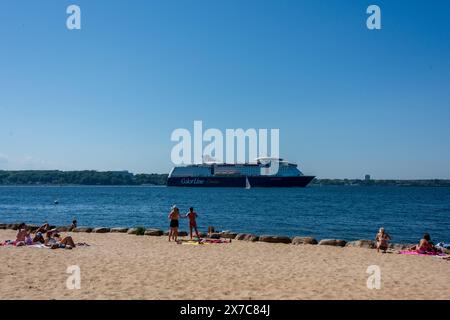 Kiel, Mai 2024, Impressionen Hafen Kiel, Summerfeeling an der Förde, Kreuzfahrtschiffe, Doppelanlauf AIDAnova und AIDAbella, Menschen genießen das Sommerwetter am Wasser *** Kiel, Mai 2024, Impressionen Hafen Kiel, Sommerfeeling am Fjord, Kreuzfahrtschiffe, Doppelruf AIDAnova und AIDAbella, Menschen genießen das Sommerwetter am Wasser Stockfoto