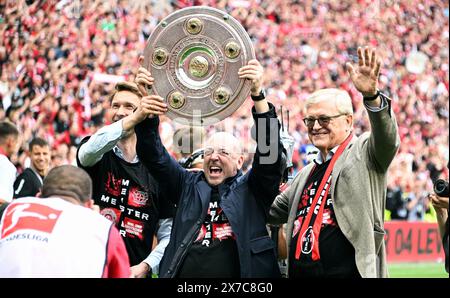 Bundesliga, BayArena Leverkusen, Bayer Leverkusen - FC Augsburg, Vorstandsvorsitzender Fernando Carro (LEV) und Sportdirektor Simon Rolfes (LEV) feiern mit der Siegertrophäe. Stockfoto