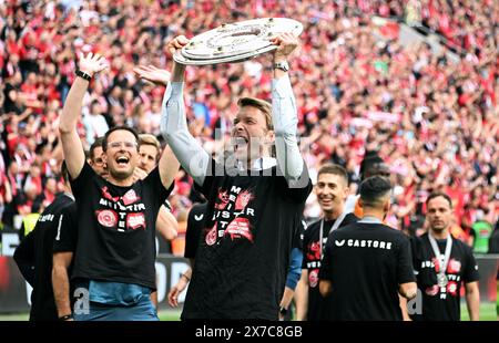 Bundesliga, BayArena Leverkusen; Bayer Leverkusen - FC Augsburg; Sportdirektor Simon Rolfes (LEV) feiert mit der Meistertrophäe. Stockfoto