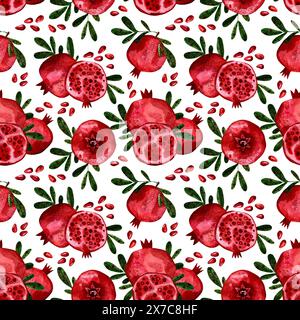 Nahtloses Muster aus Granatapfel mit exotischen roten Früchten und grünen Blättern auf weißem Hintergrund. Handgezeichnetes Design für Kosmetik, Spa, Granatapfel Stockfoto