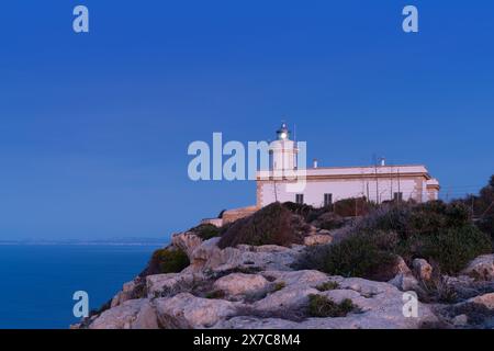 Landschaftsblick auf den Leuchtturm Cap Blanc im Süden Mallorcas bei Sonnenaufgang Stockfoto