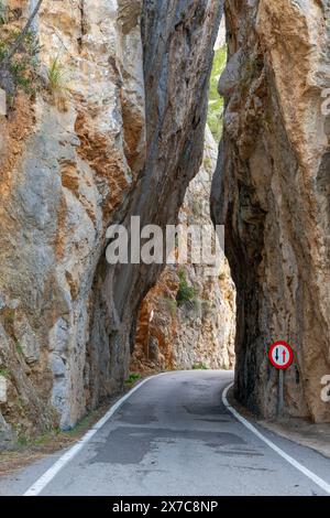 Ein Blick auf die Penyal del Cavall Bernat Gap mit der Tramuntana Autobahn, die durch und hinunter nach Sa Calobra führt Stockfoto