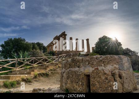 Agrigento, Italien - 3. Januar 2024: Blick auf den Tempel der Hera im Tal der Tempel bei Agrigento mit einem Sonnenschein Stockfoto