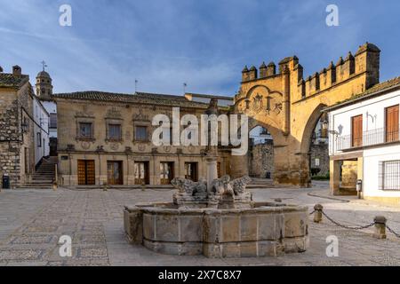 Baeza, Spanien - 5. April 2024: Blick auf den Plaza del Populo in der Innenstadt von Baeza in Andalusien Stockfoto