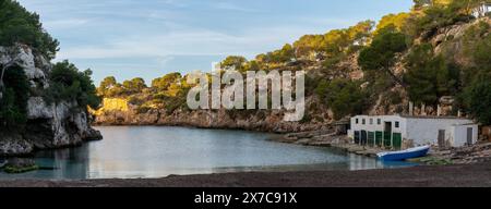 Cala Pi, Spanien - 28. Januar 2024: Blick auf das Bootshaus und die Bucht am malerischen Cala Pi im Süden Mallorcas Stockfoto