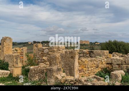 Castelvetrano, Italien - 3. Januar 2024: Blick auf Tempel E und Tempel F in Selinunte in Sizilien Stockfoto