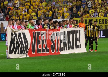 Arnheim, Niederlande. Mai 2024. ARNHEM, NIEDERLANDE - 19. MAI: Vitesse und Ajax Spieler mit einem Banner mit der Aufschrift Babangida, wir wünschen Ihnen viel Glück beim niederländischen Eredivisie Spiel zwischen Vitesse und AFC Ajax im Stadion Gelredome am 19. Mai 2024 in Arnheim, Niederlande. (Foto: Ben Gal/Orange Pictures) Credit: Orange Pics BV/Alamy Live News Stockfoto