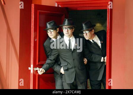 l-r: Adrian Lukis (Tom), Neil Pearson (Maarten), Stephen Tompkinson (Pieter) in CLOACA von Maria Goos im Old Vic Theatre, London SE1 28/09/2004 Design: Robert Jones Beleuchtung: Mark Henderson Regie: Kevin Spacey Stockfoto