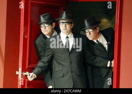 l-r: Adrian Lukis (Tom), Neil Pearson (Maarten), Stephen Tompkinson (Pieter) in CLOACA von Maria Goos im Old Vic Theatre, London SE1 28/09/2004 Design: Robert Jones Beleuchtung: Mark Henderson Regie: Kevin Spacey Stockfoto