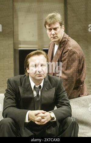 l-r: Neil Pearson (Maarten), Stephen Tompkinson (Pieter) in CLOACA von Maria Goos im Old Vic Theatre, London SE1 28/09/2004 Design: Robert Jones Beleuchtung: Mark Henderson Regie: Kevin Spacey Stockfoto