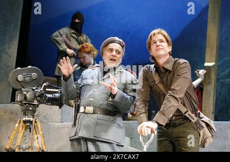 l-r: Maximilian Schell (General Felix Barriaux), Matthew Modine (Skip L. Cheeseboro) in AUFERSTEHUNGSBLUES von Arthur Miller im Old Vic Theatre, London SE1 02/03/2006 Bühnenbild: Robin Wagner Kostüme: Jenny Beavan Beleuchtung: Rick Fisher Regisseur: Robert Altman Stockfoto