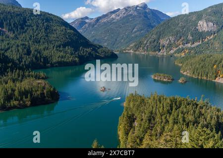 Der Diablo Lake überblickt den Ross Lake in der Nähe der Stadt Mazama in den North Cascades Mountains im US-Bundesstaat Washington. Stockfoto