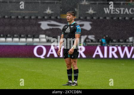 Swansea, Wales. 18. Mai 2024. Dan Edwards von Ospreys beim Spiel der United Rugby Championship (URC) Round 17 zwischen Ospreys und Dragons im Swansea.com Stadium in Swansea, Wales, Großbritannien am 18. Mai 2024. Quelle: Duncan Thomas/Majestic Media. Stockfoto