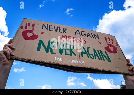 18. Mai 2024, Warschau, Mazovia, Polen: Ein Demonstrant hält ein Plakat, das während der Demonstration seine Meinung zum Ausdruck bringt. Pro-palästinensische Demonstranten veranstalten eine die-in-Demonstration auf dem Warschauer Schlossplatz. Im Gedenken an die Nakba ab 1948 lagen die Demonstranten bewegungslos auf dem Boden. Danach erzählten einige Palästinenser und Polnisch-Palästinenser ihren Geschichten vor dem versammelten Publikum. (Credit Image: © Neil Milton/SOPA Images via ZUMA Press Wire) NUR REDAKTIONELLE VERWENDUNG! Nicht für kommerzielle ZWECKE! Stockfoto