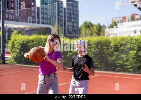 Mutter und Tochter spielen Basketball Stockfoto