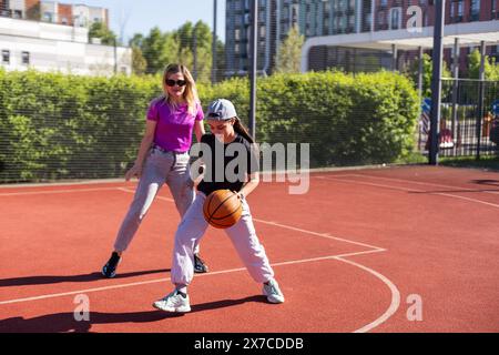 Mutter und Tochter spielen Basketball Stockfoto