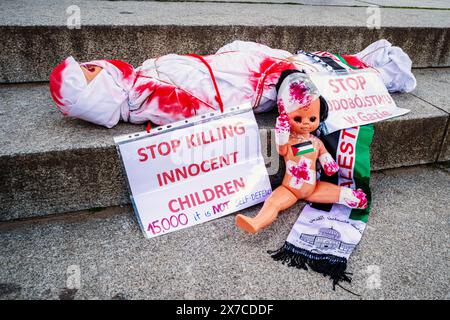 18. Mai 2024, Warschau, Mazowien, Polen: Puppen, die in eine weiße Kleidung gehüllt sind, sind mit roter Farbe verschmiert, während eine andere Puppe mit Verbänden zu sehen ist, um die verletzten und toten Kinder aufgrund der israelischen Angriffe auf Palästina zu symbolisieren. Pro-palästinensische Demonstranten veranstalten eine die-in-Demonstration auf dem Warschauer Schlossplatz. Im Gedenken an die Nakba ab 1948 lagen die Demonstranten bewegungslos auf dem Boden. Danach erzählten einige Palästinenser und Polnisch-Palästinenser ihren Geschichten vor dem versammelten Publikum. (Credit Image: © Neil Milton/SOPA Images via ZUMA Press Wire) NUR REDAKTIONELLE VERWENDUNG! Nicht für Co Stockfoto